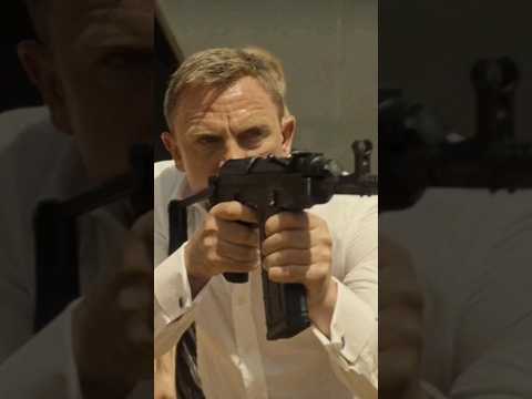 Daniel Craig uses a Czech Small Arms Sa vz. 58 Compact. Léa Seydoux. Spectre (2015). Sam Mendes 📽