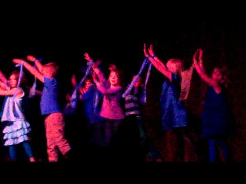 Skuru skolans dans föreställning. Ettorna