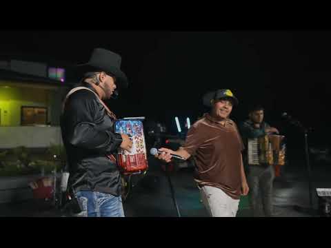 El caballero a dueto con mis amigos de grupo reserva y Jovani Chávez