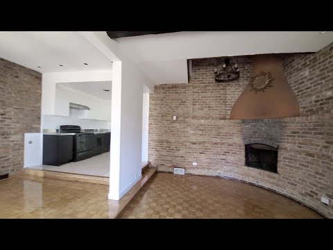 A Lincoln Park 2-bedroom, 2-bath with a private terrace at 2727 N Clark A Lincoln Park 2-bedroom, 2-bath with a private terrace at 2727 N Clark