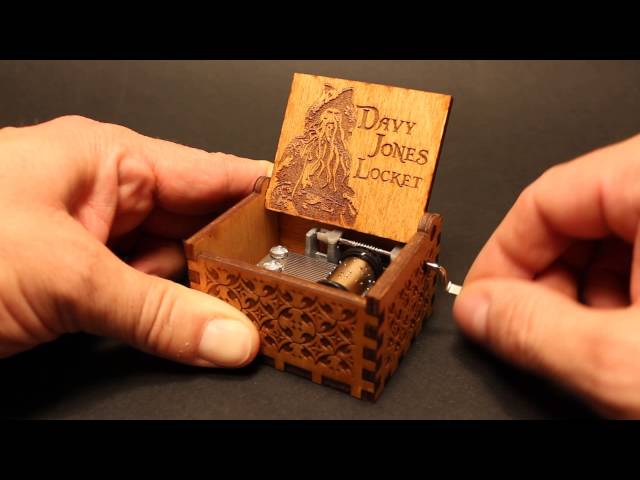 Vídeo relacionado con Cuzit Wooden Hand Crank Pirates of the Caribbean Music Box Davy Jones Locket theme Wooden Music Box