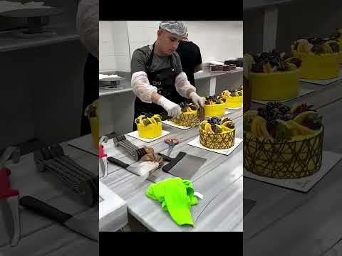 🍰😱 வித்தியாசமான முறையில் கேக் செய்த Chef! #chocolatecake #baking #japanesetechnique #shorts
