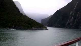 preview picture of video 'Diamond Princess Cruising through Milford Sound'