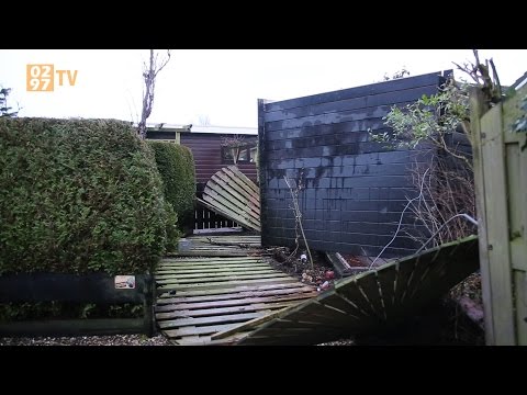 0297 TV - Windhoos blaast dak tuinhuis tegen ark Vinkeveen