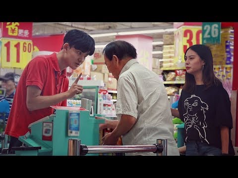 老人超市因耳背遭嫌棄，最後那個收銀小哥三觀太正！