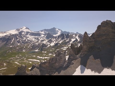 L'Aiguille percée de Tignes - Vues aériennes panoramiques en été