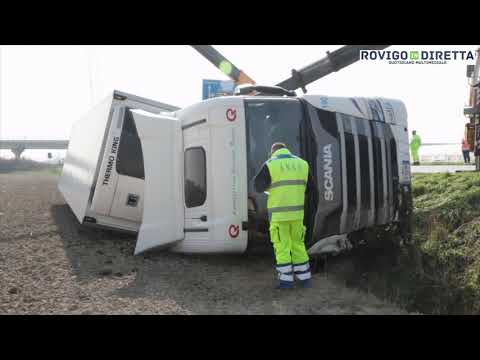 Camion ribaltato prima del cavalcavia: chiusa la Romea