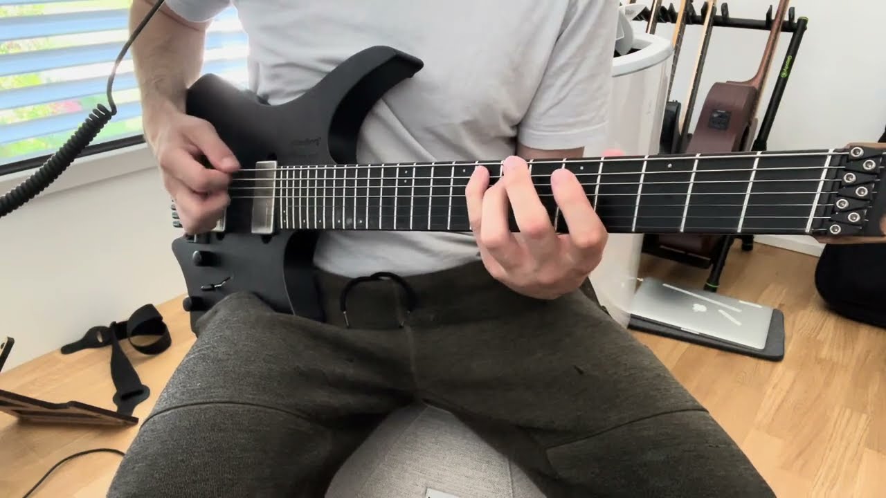 Roberto Barlocci playing the shreddy blues intro riff to Tommy Gun by Blues Saraceno on electric guitar