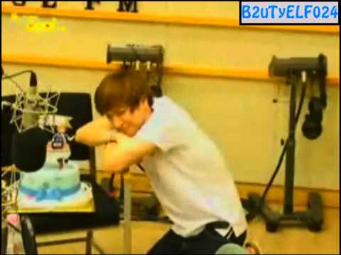 EunTeuk picture taking with Sukira's 5th Anniv. cake 110819