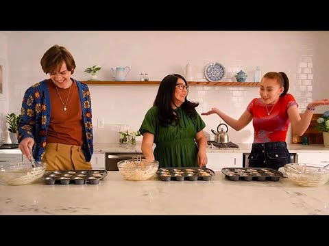 The Summer I Turned Pretty - Cooking with Jenny Han, Lola Tung and Chris Briney - Dirtbombs