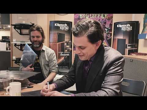 Luke Elliot signerer plater