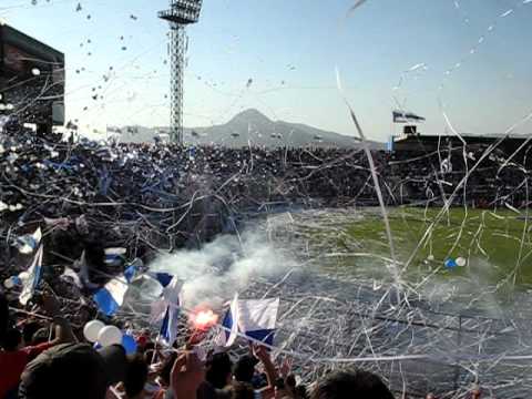 "Universidad Catolica Campeon Bicentenario 2010 - Salida a la cancha" Barra: Los Cruzados • Club: Universidad Católica