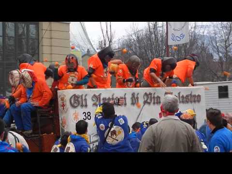 Battaglia arance - carro da getto Gli Arcieri di via Palestro - Carnevale Ivrea 2015
