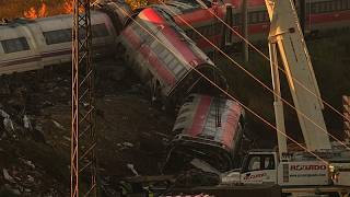 Grúas gigantes retiran los vagones destrozados tras el accidente de tren de Urda