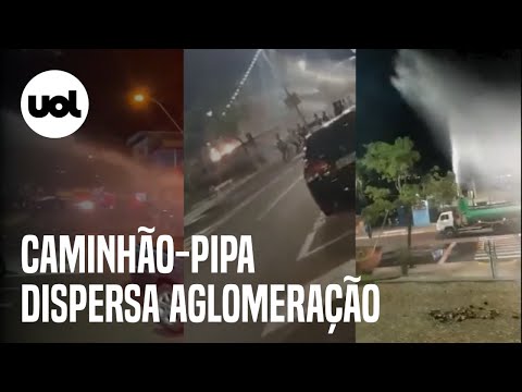 Caminhão-pipa joga água para dispersar aglomeração em Barra Bonita (SP)