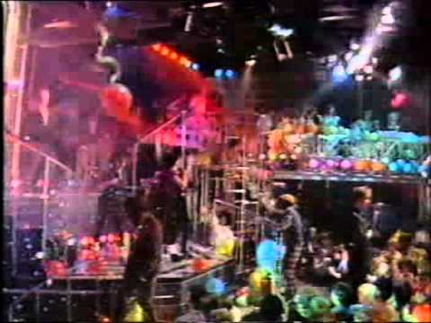 Fun Boy Three and Bananarama "It Ain't What You Do" Christmas TOTP 1982