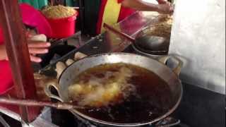 preview picture of video 'Masakan Khas Indonesia - Lumpia Semarang'