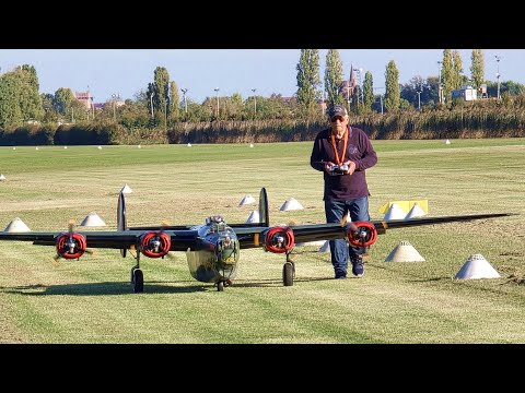 RC B-24 LIBERATOR "WITCHCRAFT" DEMO FLIGHT