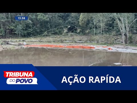 Vazamento de combustível de caminhão tombado é controlado pelas equipes de emergência