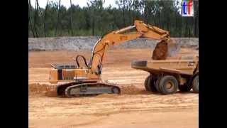 preview picture of video 'Liebherr R974B, CAT 773C+D, Entr. Deschiron, A28, Mayet, France, 04.08.2004.'