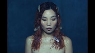 Musik-Video-Miniaturansicht zu Crying Underwater Songtext von Dami Im