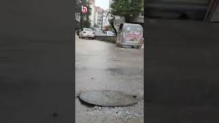 Kırşehir'de sağanak sele dönüştü! Araçlar yollarda mahsur kaldı, ev ve