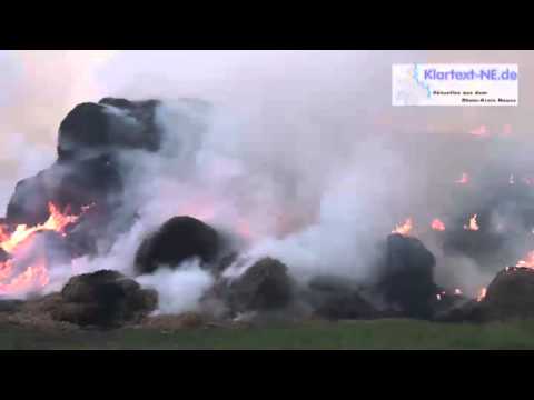 2013 06 24 Grevenbroich: Strohmiete in Flammen