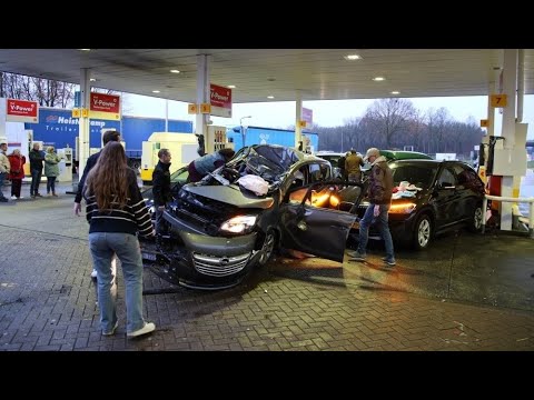 Auto ramt verschillende andere auto's bij Shell-tankstation Haps