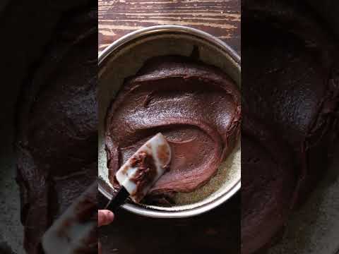 Den här kladdkakan med spindelnät av marshmallows är perfekt till #halloween!