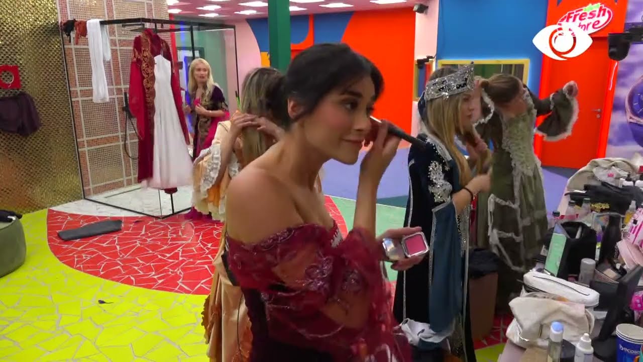 Vajzat zgjedhin fustanet, gati për të bërë foto