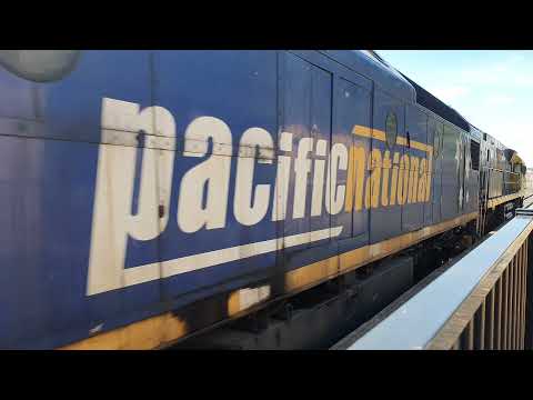 Pacific National's 7XM4 (NR27 - AN5 - G538) speed through Murtoa, VIC.