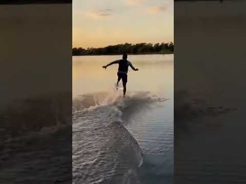 FLOTANDO CON DOS GALONES EN LOS PIES 😱 #ytshorts #like #flotante #flotahumana #rios #lagos