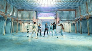 Kadr z teledysku FAKE LOVE tekst piosenki BTS