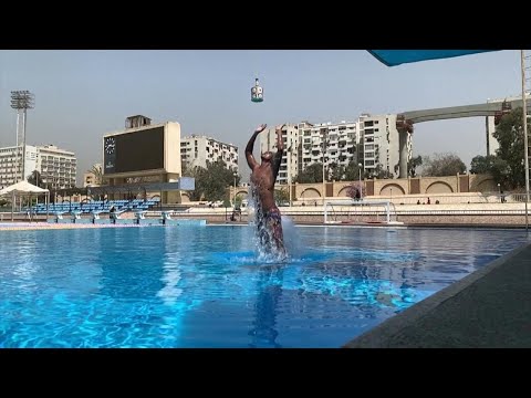 Il nuovo record del mondo di salto fuori dall'acqua: 2,30 metri