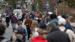 Votantes suizos alzan la mano en una elección centenaria al aire libre