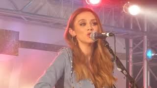 Una Healy - In Case You Didn&#39;t Know (Brett Young Cover) (HD) - Town Square, O2 Arena - 10.03.18