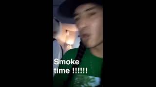 Inspirational: Kid with no hands rolls a blunt for Dizzy Wright