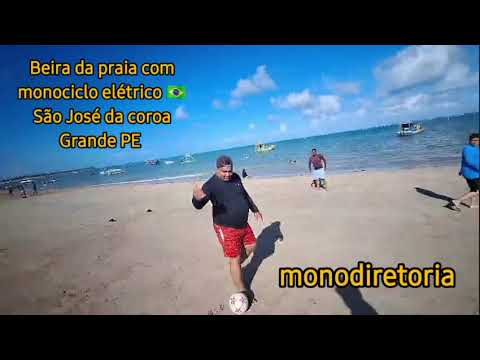 Praia de tamandaré em Pernambuco com monociclo elétrico na beira do mar 