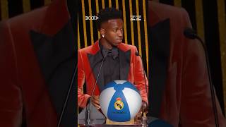 Vinicius recibe el balón de Playa 🤣😏😏😏😏 #vinicius #balóndeoro #risa #humor #realmadrid #fyp #futbol