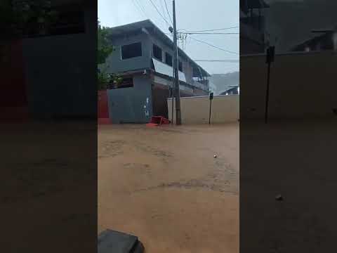 Forte chuva deixa alagamentos em Padre Paraíso