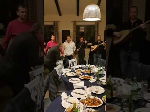 Izvorno Blago,,,,, druzenje u Raven Bregu sa svojim prijateljima uz kolo Krune i Ivana 🎻🪕🍻