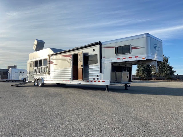 Preview image of 4 Star 4 Horse Gooseneck Living Quarters youtube video