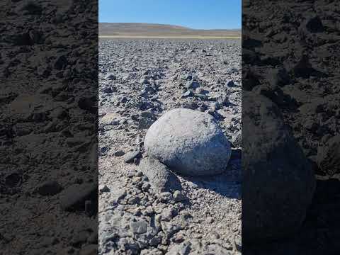 #piedras que caminan en una #lagunaseca camino a Gualjaina #chubut #patagonia || #leyendas #misterio