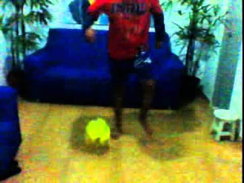 O menino bom de bola .