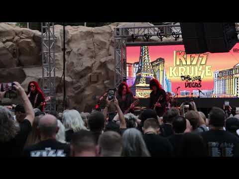【KISS Kruise: Land-Locked In Vegas】 KISS unmasked acoustic kick off