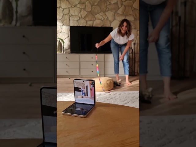 Video teaser for Samsung Galaxy Z Flip8 Test von Lena: Design, FlexCam & Galaxy AI im Detail