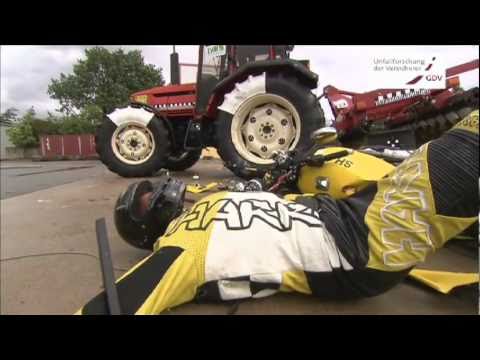Traktor gegen Motorrad: Keine Chance für den Biker