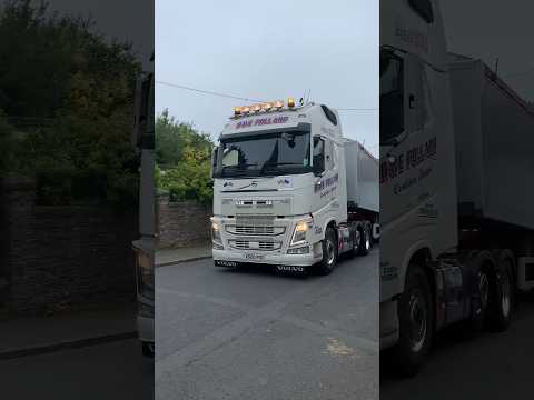 Dave Pollard Transport’s Volvo FH13 500 with musical airhorns