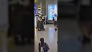 Der Diebstahl einer teuren Tasche durch zwei Frauen am Flughafen „El. Venizelos"