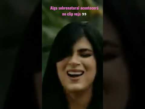 algo fora do normal acontece no clip escreve da Fernanda brum